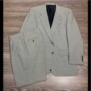 Burberry Black & Grey Houndstooth Suit 40R. 40R.